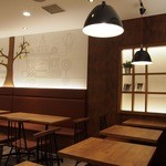 ティラミス ショップ リバーレ - 木目を基調とした落ち着いた店内