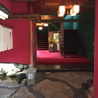 割烹 鮨 米八 - 門を入ると石畳。奥に座敷への階段。左方の暖簾をくぐるとカウンター席へ。