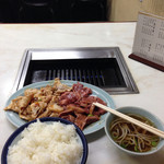 あかべこ飯店 - ホルモン定食＋豚タン