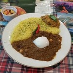 カレーの店 マボロシ - 「キーマカレー (900円)」、「ちょいのせ豆カレー (100円)」と「温泉たまご (100円)」のトッピング