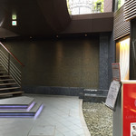 壁伝いの水のカーテン