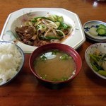 青山商店 - 今回は豚生姜焼定食にしました。メインの豚生姜とご飯、味噌汁、小鉢、漬物が出てきました。