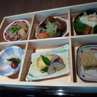 旅館 くらしき - 肉じゃがや肉団子の甘酢和えにワラビもちまで・・・