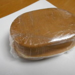 横浜名物 黄金焼 - ラップに包まれた商品