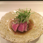 おにく 花柳 - ローストビーフのタタキ風？