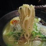京都祇園 泉 麺家 - 白白湯つくねらーめんの麺アップ(2015.05)