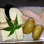 山の民 つづら - サービスと言って持ってきてくれた。もみじがオシャレ。