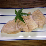 山の民 つづら - 鶏皮。面積広く、しばらく焼いてから鋏で切り分けよう。