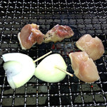 山の民 つづら - かしわを炭で焼く。