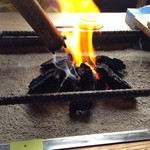 山の民 つづら - 新しい炭をくべて、一生懸命火を移す。