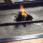 山の民 つづら - まずは残った炭に火をおこす。