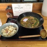 めん処たかみ - 肉カレーうどんとかやくごはん　８５０円