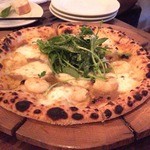 GROTTA PICCOLA  - エビとルッコラのピザ