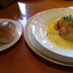 Restaurant GIGGLE - 魚介のパイ包みとパン