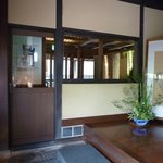 Ryokan Kurashiki - 旅館の入口を入ったら、写真の左手のドアからレストランへ・・