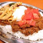 ミートカレーズトーキョー - ミートカレー(中盛) 770円 の温玉、ハジルトマト、焼きチーズ、豚もやし