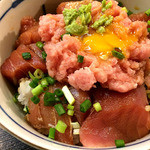 横浜味市場 - 漬けまぐろ丼890円