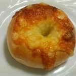 パン家のどん助 - 201506 チーズベーグル 172円(確か)