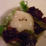 明神館 - 2010年5月：鮪のタルタルには温玉が添えられて。