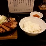 肉食堂 最後にカツ。 - 