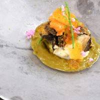 北陸産蒸しアワビとアワビの肝のソース 汲み上げ湯葉と青森産ウニ