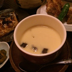 一鳳・茶碗蒸し
          鶏と椎茸の出汁がうまいね。