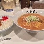 すみれ - ラー博は俺の社員食堂。  平日限定、味噌ラーメソランチ＋ねぎ♡  今日はラーメソ屋さんのカレーを選択。丼が新しいものに替わっている。
