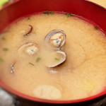 ことぶき亭 - お味噌汁も美味しいです。
      シジミがこれでもか〜って位入ってます。