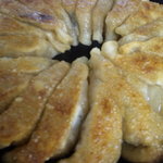 焼き鳥と九州料理　男はつらい - 熱々の鉄鍋ぎょうざはビールに最高のつまみ！