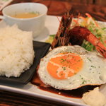 ぺーな - 目玉焼きのせデミグラスハンバーグと大エビフライ