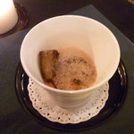 明神館 - 2010年5月：エスプーマで泡立てたビーツのソースのフォアグラ。