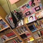 麺屋 空 - 男性・女性ファッション誌、経済誌、新聞、漫画などもご用意。特に漫画は500冊以上が並びます！