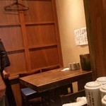 Sumibiyaki Senmon Shokudokoro Shiroganeya - 奥に、２名と４名のテーブルが２卓
