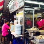 Raan Kaithong Pratunam - 別名"ピンクのカオマンガイ"。その名の通り、ピンクのポロシャツを着た店員さんがたくさんいます。