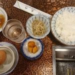 肉の米内 - 牛タン定食のごはん、ナムル、キムチ、玉子。