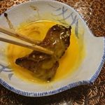 肉の米内 - ロースを生卵に纏わせる