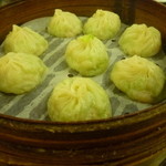 杭州小籠湯包 - シャキっと歯触り軽い苦味のヘチマと海老のシンプルな旨味、角瓜蝦仁湯包8個200元