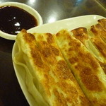 杭州小籠湯包 - ギュっと詰まった肉々しい餡がたっぷりの焼き餃子、三鮮鍋貼8本150元