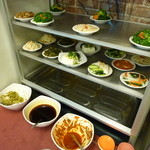 永康刀削麺 - お酒に合いそうなセルフの小皿メニューや調味料がズラリ