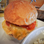 ダグズ・バーガー - ノーベジ・チーズバーガー LAVAアップグレード(チーズを追加して溶岩のようになるので、このネーミング)