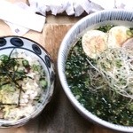 とりそば太田 - 左：鶏飯（けいはん）：280円、右：ねぎそば＋たまご890円＋100円