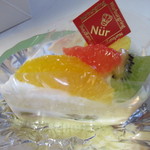 ニュルブルクリンク - フルーツショート３９０円、季節のフルーツと甘さ控えめの生クリームで作ったあっさり味のショートケーキです