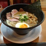 ラー麺 陽はまた昇る - 魚とりとんこつラー麺（750円）