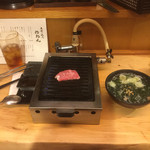 立喰い焼肉 治郎丸 - 待つ事数秒(｡-_-｡)
      脇っちょにわかめスープ