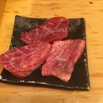 立喰い焼肉 治郎丸 - 上がウデ、左がザブトン、右がサーロイン