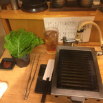 立喰い焼肉 治郎丸 - ウーロンハイ、サンチュも準備OK!
      さぁ！頂きましょう！