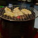 たるたるホルモン - まずは脂付きWホルモンを頂いてみると、脂の旨味がしっかりと感じられて美味しく