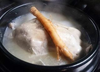 Yuga - 朝鮮人参を使った薬膳料理としても女性に大人気の参鶏湯。当店では朝鮮人参をたっぷりと使用。鶏の旨みたっぷりのスタミナスープは体の芯から温めます。