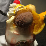 ベビーフェイスプラネッツ  - ベビーフェイスパフェですよ( ´ ▽ ` )ﾉ
      バニラ、チョコ、ストロベリーの３種類のアイス、ソフトクリームが入っていて、オレンジ、パイン、キウイ、チェリーがのったボリューム満点のパフェ！！
      