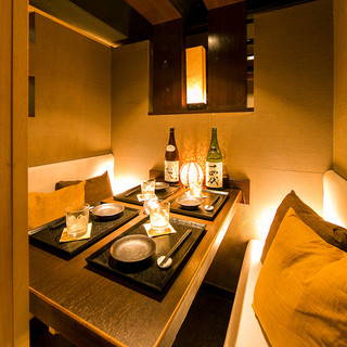 A relaxing space for connoisseurs and adults illuminated by Japanese lanterns. Guide to a completely private room